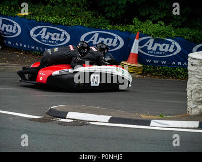 Numero 43, Paolo Leglise / Ben McBride, sidecar pilota e passeggero, Isle of Man TT 2018. Tourist Trophy la gara su strada, corso di montagna Foto Stock