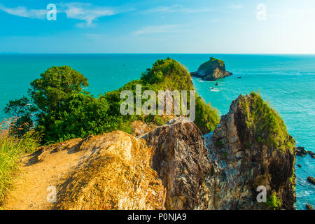 La bellissima costa di roccia punto di vista di Mu Ko Lanta National Park in Koh Lanta, Krabi, Thailandia Foto Stock