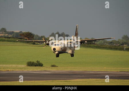 CN-AMD, una casa CN-235M-100 azionato dal marocchino Royal Air Force, in atterraggio a Prestwick International Airport in Ayrshire. Foto Stock