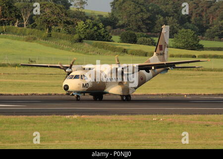 CN-AMD, una casa CN-235M-100 azionato dal marocchino Royal Air Force, in atterraggio a Prestwick International Airport in Ayrshire. Foto Stock