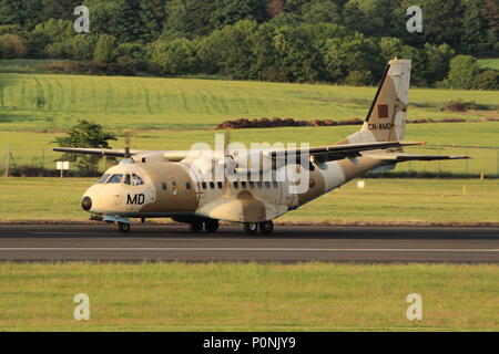 CN-AMD, una casa CN-235M-100 azionato dal marocchino Royal Air Force, in atterraggio a Prestwick International Airport in Ayrshire. Foto Stock