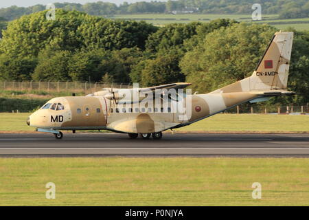 CN-AMD, una casa CN-235M-100 azionato dal marocchino Royal Air Force, in atterraggio a Prestwick International Airport in Ayrshire. Foto Stock