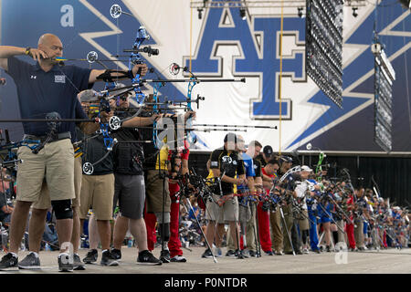 Arcieri competere nel 2018 DoD Warrior giochi presso la Air Force Academy in Colorado Springs, Colo. Giugno 7, 2018. (DoD foto di EJ Hersom) Foto Stock