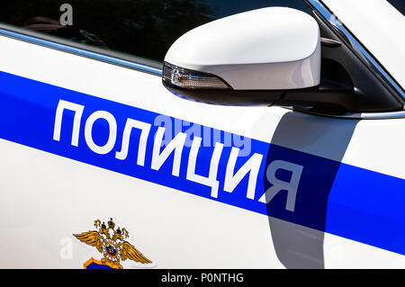 Samara, Russia - 27 Maggio 2018: iscrizione "Polizia' ed emblema sul bordo della polizia russa auto Foto Stock