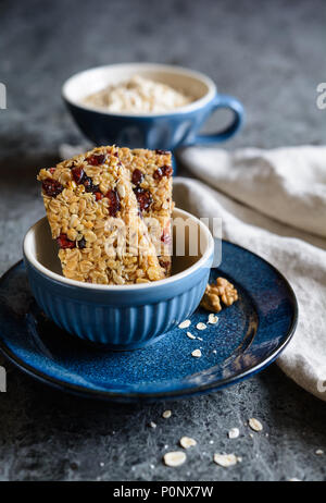 Una sana granola bar con mirtilli rossi, noci, semi di girasole e di uva passa Foto Stock