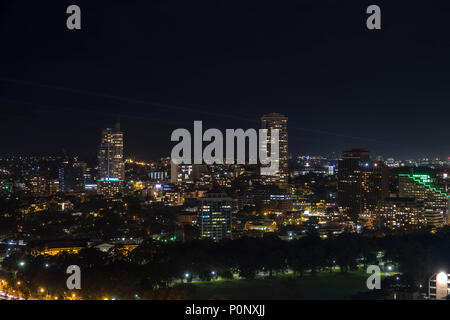 Vista su Kings Cross durante la notte, Sydney, Australia Foto Stock