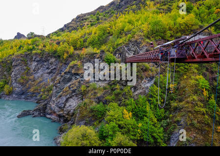 Gola di Kawarau Suspension Bridge ,è sede del bungy jumping situato nel Central Otago, nell'Isola del Sud della Nuova Zelanda Foto Stock