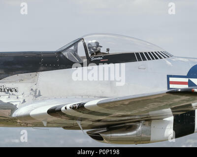 Un North American P Mustang vola come parte di un patrimonio di volo in sostegno della Air Force Reserve settimana, Niagara Falls, N.Y., Giugno 7, 2018. I due piani, risalente alla II Guerra Mondiale, entrato a far parte di un Douglas C-47 Skytrain e un Boeing B-17 Flying Fortress per celebrare il settantesimo compleanno della Air Force Reserve. (U.S. Air National Guard dal personale Sgt. Ryan Campbell) Foto Stock