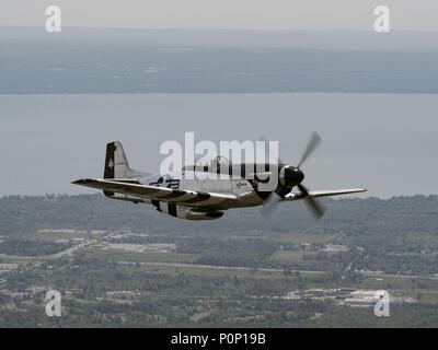 Un North American P Mustang vola come parte di un patrimonio di volo in sostegno della Air Force Reserve settimana, Niagara Falls, N.Y., Giugno 7, 2018. I due piani, risalente alla II Guerra Mondiale, entrato a far parte di un Douglas C-47 Skytrain e un Boeing B-17 Flying Fortress per celebrare il settantesimo compleanno della Air Force Reserve. (U.S. Air National Guard dal personale Sgt. Ryan Campbell) Foto Stock