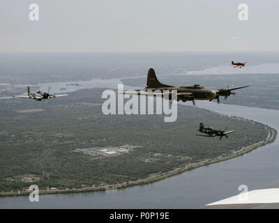 Un North American P Mustang, un Boeing B-17 Flying Fortress e Vought F4U Corsair volare come parte di un patrimonio di volo in sostegno della Air Force Reserve settimana, Niagara Falls, N.Y., Giugno 7, 2018. I due piani, risalente alla II Guerra Mondiale, entrato a far parte di un Douglas C-47 Skytrain per celebrare il settantesimo compleanno della Air Force Reserve. (U.S. Air National Guard dal personale Sgt. Ryan Campbell) Foto Stock