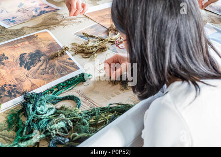 Suzhou, Jiangsu, Cina. Donna al lavoro su un pezzo di arte del ricamo Foto Stock