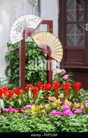 Suzhou, Jiangsu, Cina. La decorazione floreale con ventole, casa del Maestro delle reti. Foto Stock