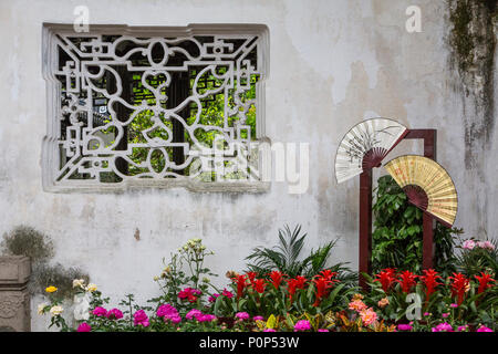 Suzhou, Jiangsu, Cina. La decorazione floreale con ventole, casa del Maestro delle reti. Foto Stock