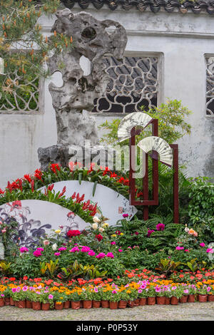 Suzhou, Jiangsu, Cina. La decorazione floreale con ventole, casa del Maestro delle reti. Foto Stock