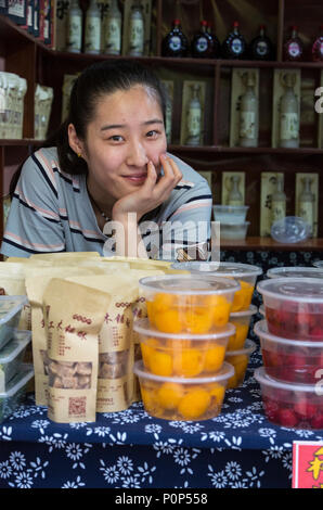 Suzhou, Jiangsu, Cina. Giovane donna che posano per una foto in Tongli antica cittadina nei pressi di Suzhou. Foto Stock