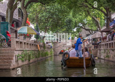 Suzhou, Jiangsu, Cina. Barche di prendere i turisti in gita sul canale in Tongli antica cittadina nei pressi di Suzhou. Foto Stock