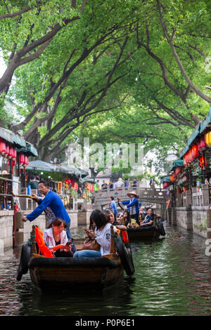 Suzhou, Jiangsu, Cina. Barche di prendere i turisti in gita sul canale in Tongli antica cittadina nei pressi di Suzhou. Foto Stock