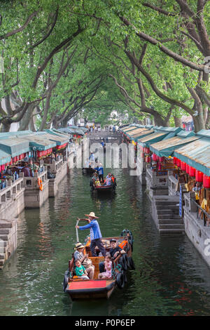 Suzhou, Jiangsu, Cina. Barche di prendere i turisti in gita sul canale in Tongli antica cittadina nei pressi di Suzhou. Foto Stock