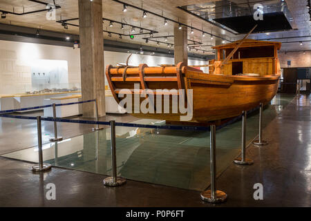 Suzhou, Jiangsu, Cina. Full-size Replica del Canal Boat utilizzati per il trasporto di mattoni Imperiale di Pechino. Suzhou museo di Imperial forno mattone. Foto Stock