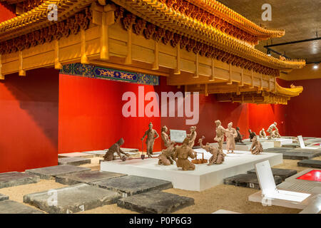 Suzhou, Jiangsu, Cina. Le figure dimostrano procedimento di posa in opera dei mattoni imperiale. Suzhou museo di Imperial forno mattone. Foto Stock