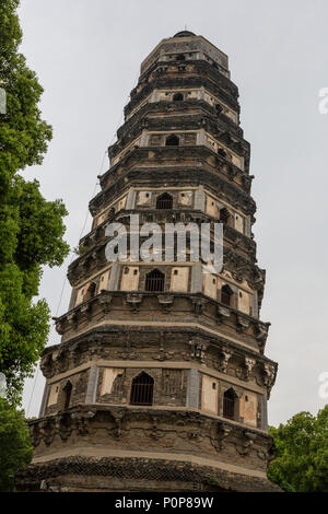 Suzhou, Jiangsu, Cina. Pagoda Yunyan, una pagoda pendente sulla sommità della collina della tigre. Foto Stock