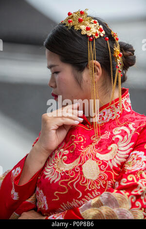 Suzhou, Jiangsu, Cina. Giovane Donna vestita per la celebrazione dei matrimoni. Foto Stock