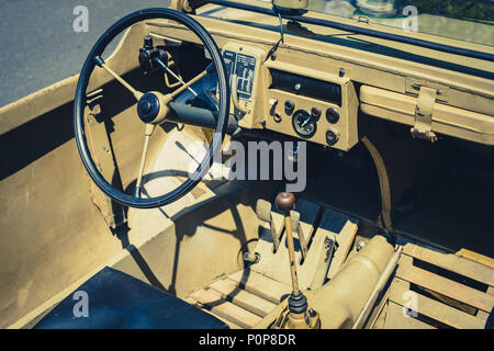 Berlino, Germania - 09 giugno 2018: volante, cruscotto e interno della vecchia auto Jeep cockpit in Classic giorni una Oldtimer evento per auto d'epoca Foto Stock