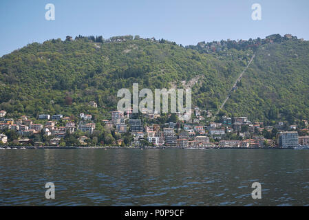 Como, Italia - 22 Aprile 2018: Vista di Como dal Tempio Voltiano park Foto Stock