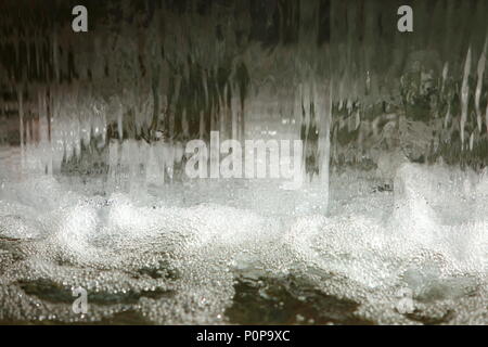 Arrestato il movimento di caduta di acqua dalla fontana della città. Foto Stock