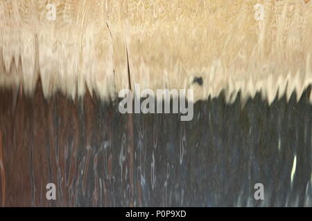 Arrestato il movimento di caduta di acqua dalla fontana della città. Foto Stock