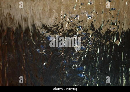 Arrestato il movimento di caduta di acqua dalla fontana della città. Foto Stock