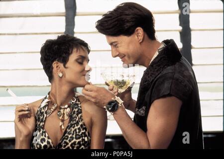 Pellicola originale titolo: I FLINTSTONES. Titolo italiano: I FLINTSTONES. Regista: BRIAN LEVANT. Anno: 1994. Stelle: Kyle MACLACHLAN; Halle Berry. Credito: Universal Pictures / BATZDORFF, RON / Album Foto Stock