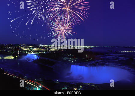 Storico 1996 FUOCHI D'ARTIFICIO AMERICAN e cascate Horseshoe Niagara Falls CANADA STATI UNITI D'AMERICA Foto Stock