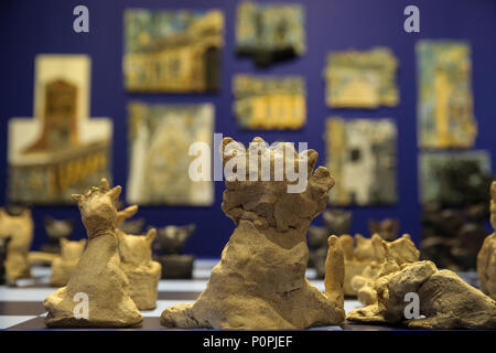 Visitatori partecipare a "prendere una immagine' esposizione. "Prendere una immagine' presso la National Gallery è una mostra di opere di bambini delle scuole elementari ispirato da Pintoricchio's Penelope con i pretendenti. La mostra si svolgerà dal 9 Maggio al 12 agosto 2018. Dotato di: atmosfera, vista in cui: Londra, Regno Unito quando: 09 maggio 2018 Credit: Dinendra Haria/WENN Foto Stock