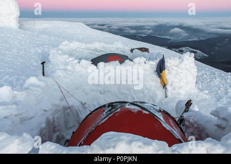 Due tende sotto la neve sulla montagna alla mattina presto, montagne dei Carpazi, Ucraina Foto Stock