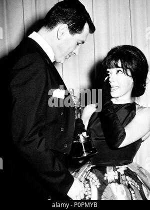 Descrizione: 34th Academy Awards (1962). Rita Moreno, miglior attrice in un ruolo di supporto per "West Side Story". Rock Hudson accompagna.. Anno: 1962. Stelle: Rock Hudson; RITA MORENO. Foto Stock