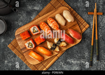 Sushi set: sushi e sushi rotoli sul piatto di legno, vista dall'alto. Foto Stock