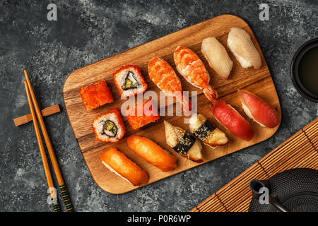 Sushi set: sushi e sushi rotoli sul piatto di legno, vista dall'alto. Foto Stock
