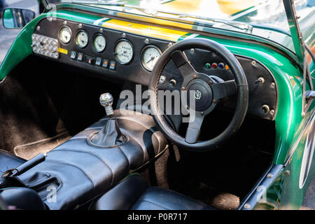 Berlino, Germania - 09 giugno 2018: volante, cruscotto e interno della vecchia auto Lotus cockpit a Oldtimer evento per auto d'epoca e veicoli Foto Stock