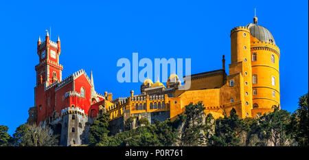 Pena il Palazzo Nazionale, il famoso punto di riferimento, Sintra, Lisbona, Portogallo, dell'Europa. Foto Stock