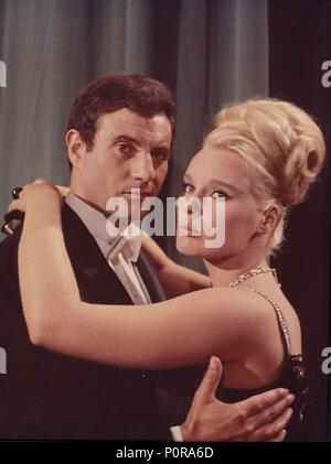 Pellicola originale titolo: BAHIA DE PALMA. Titolo inglese: BAHIA DE PALMA. Regista: Juan Bosch. Anno: 1962. Stelle: ARTURO FERNANDEZ; ELKE SOMMER. Credito: ESTE FILM / Album Foto Stock