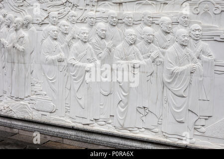 Nanjing, Jiangsu, Cina. Montagna Niushou Ashram buddista Wall arte raffiguranti i monaci. Foto Stock