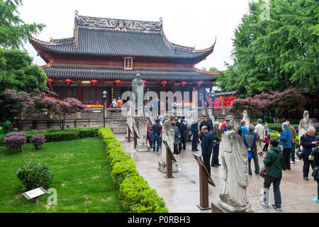 Nanjing, Jiangsu, Cina. Statua di Confucio nella parte anteriore del Dacheng Hall. Discepoli di Confucio linea il marciapiede su entrambi i lati. Foto Stock