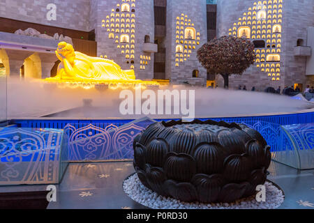 Nanjing, Jiangsu, Cina. Scultura di Buddha in Usnisa Palace, Niushou Montagna. Lotus scultura in primo piano. Foto Stock