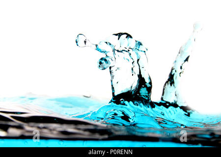 Spruzzi di acqua / acqua è un trasparente e insapore, inodore e quasi incolore sostanza chimica che è il costituente principale di messa a terra Foto Stock