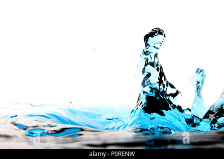 Spruzzi di acqua / acqua è un trasparente e insapore, inodore e quasi incolore sostanza chimica che è il costituente principale di messa a terra Foto Stock