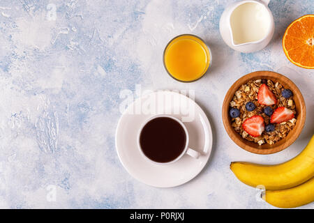 La deliziosa prima colazione su un tavolo luminoso. Vista superiore, copia dello spazio. Foto Stock