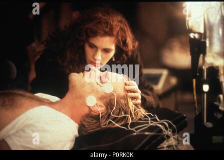 Pellicola originale titolo: FLATLINERS. Titolo inglese: FLATLINERS. Regista: Joel Schumacher. Anno: 1990. Stelle: Julia Roberts; Kiefer Sutherland. Credito: Columbia Pictures / Album Foto Stock