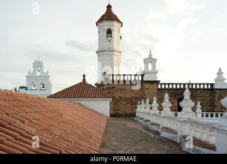 Il tetto di San Felipe Neri, uno stile neoclassico chiesa (originariamente un monastero) ora funziona come un tutto-ragazze scuola parrocchiale. Sucre, Bolivia Foto Stock