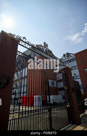 Shankly Gates di fronte allo stand Kenny Dalglish all'Anfield Stadium Liverpool Inghilterra UK Foto Stock